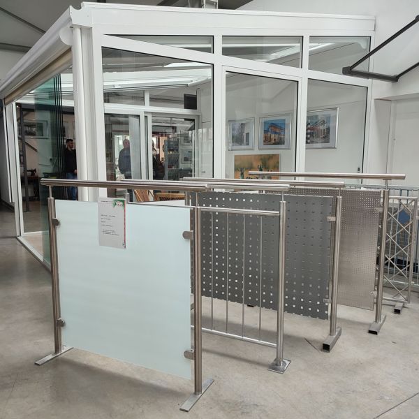 Geländer aus Metall und Glas in der Ausstellung