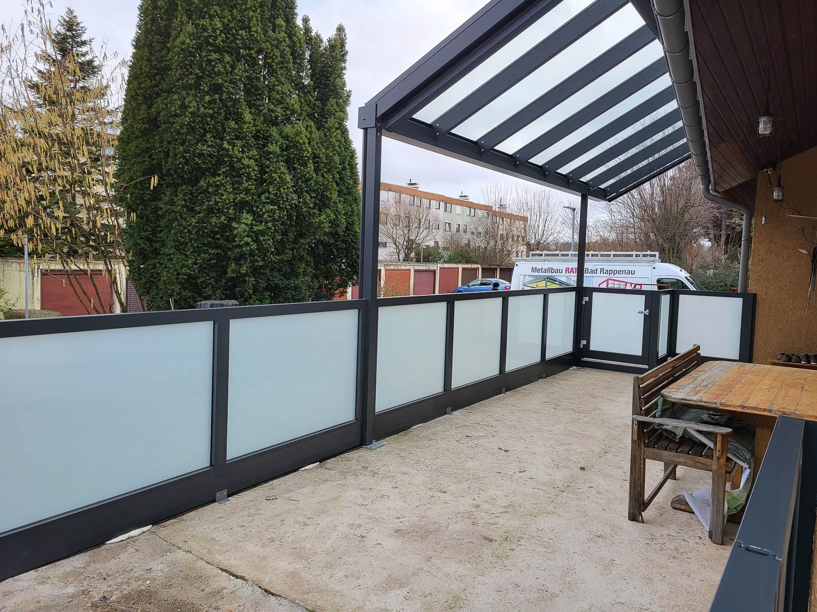 Terrassenüberdachung-Aufdach-montiert-Weinor-Markise-Geländer-RAL-7016-Anthrazitgrau-Neckarsulm